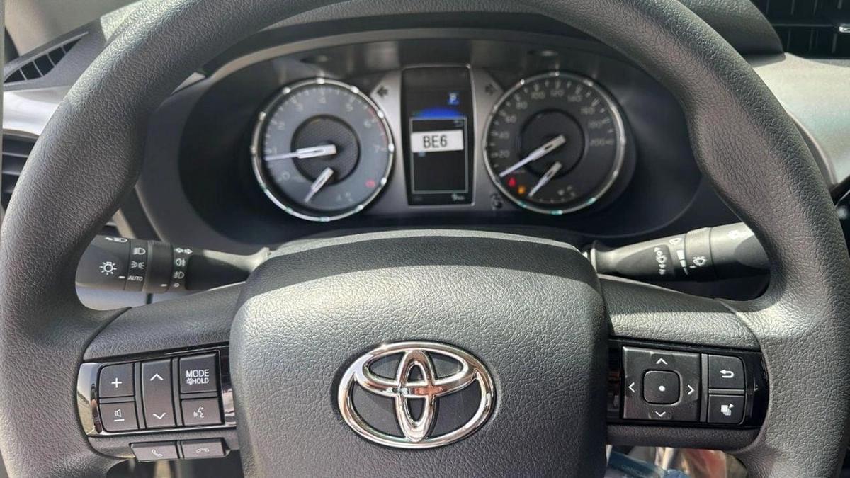 Toyota Hilux Hilux full option petrol 2.7L V4 black colour-8-8