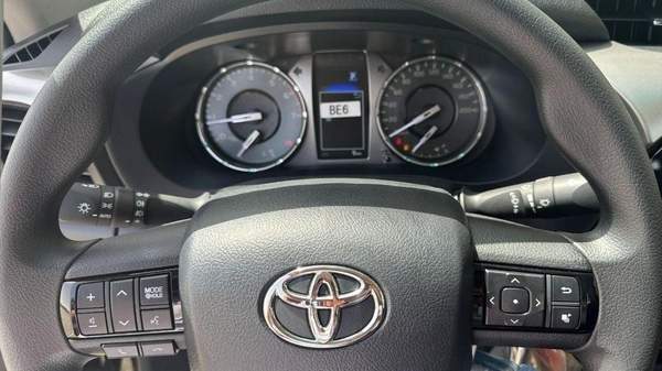 Toyota Hilux Hilux full option petrol 2.7L V4 black colour