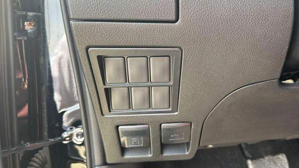 Toyota Hilux Hilux full option petrol 2.7L V4 black colour