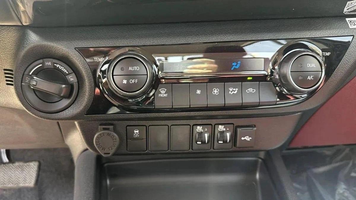 Toyota Hilux Hilux full option petrol 2.7L V4 black colour-11-11