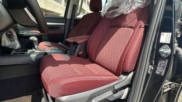 Toyota Hilux Hilux full option petrol 2.7L V4 black colour