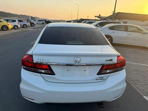 Honda Civic RS 1.8 i-VTEC GCC Model: 2013 Mileage: 117,000 KMS Spec: GCC Very clean and well-maintai