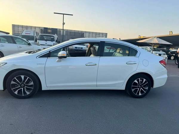 Honda Civic RS 1.8 i-VTEC GCC Model: 2013 Mileage: 117,000 KMS Spec: GCC Very clean and well-maintai