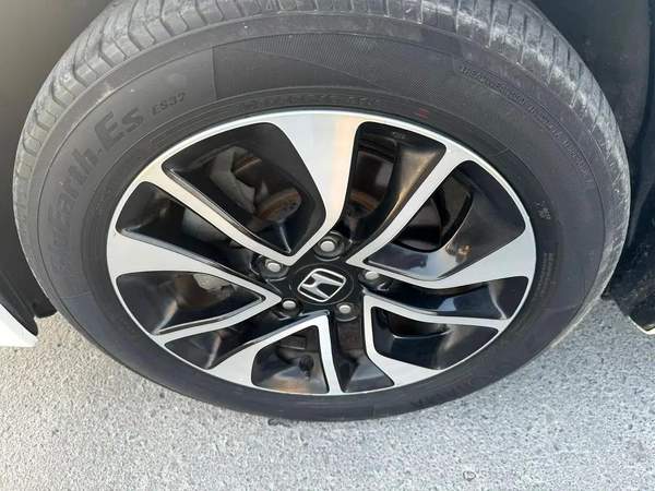Honda Civic RS 1.8 i-VTEC GCC Model: 2013 Mileage: 117,000 KMS Spec: GCC Very clean and well-maintai