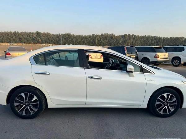 Honda Civic RS 1.8 i-VTEC GCC Model: 2013 Mileage: 117,000 KMS Spec: GCC Very clean and well-maintai