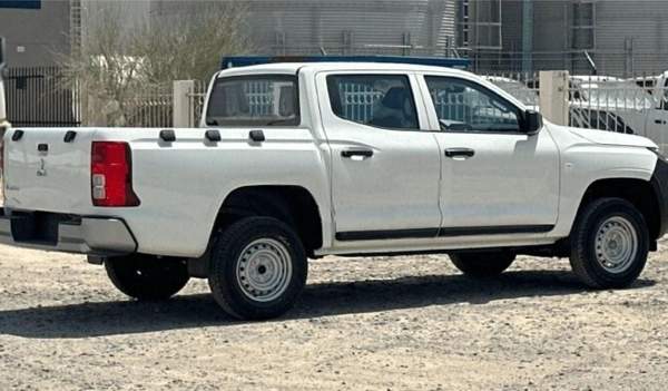 Mitsubishi L200 L200 2.4L petrol DC 4W GL New Face 5MT