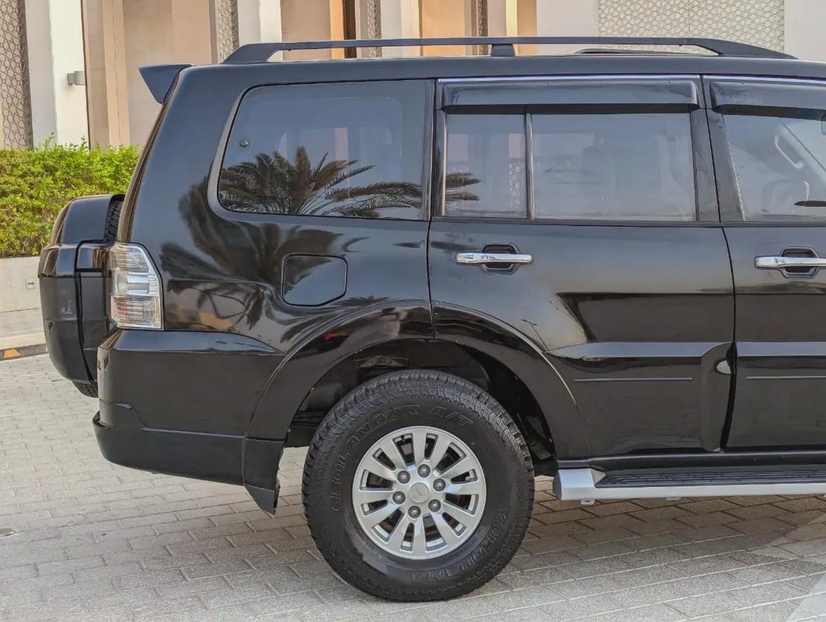 MITSUBISHI PAJERO 2015 GLS TOP FULL OPTION GCC V6 3.5L IN EXCELLENT CONDITION-12-12