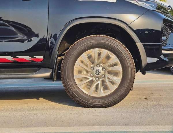 Toyota Fortuner SR5 ADVENTURE / 4.0L V6 PETROL / FRONT PWR SEATS / PUSH START / DIFF LOCK AUTO A/C (CODE # F6HA)