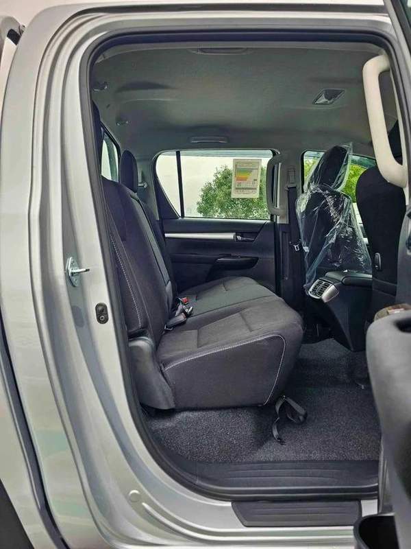 Toyota Hilux SR5 TRD WOOD INTERIOR W VISOR / BLIND SPOT / DIFFLOCK / DVD+CAMERA (CODE # H6A)