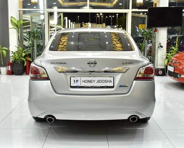 Nissan Altima 2.5 SV ( 2015 Model ) in Silver Color GCC Specs
