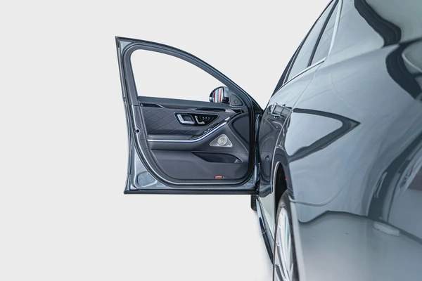 Mercedes Benz S500 L 4 Matic-Low Mileage-Full Options-Premium Metallic Exclusive Paint