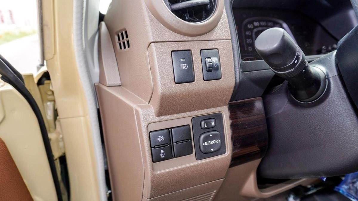 Toyota Land Cruiser 70 LX 2.8 L d-7-7