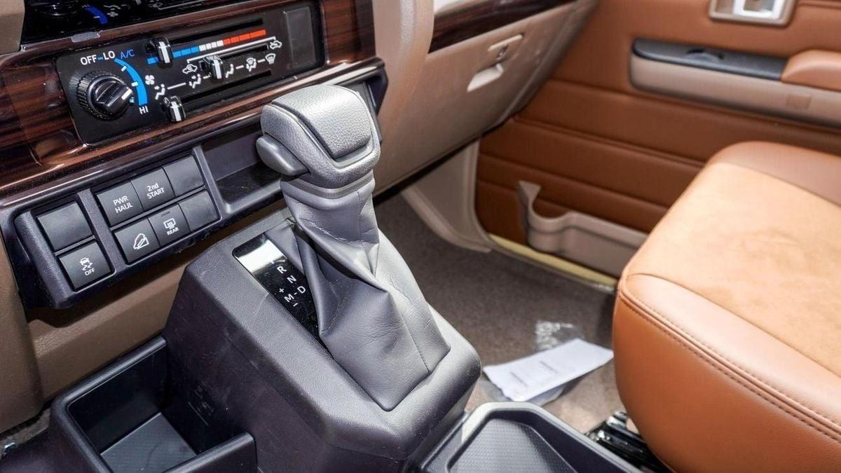 Toyota Land Cruiser 70 LX 2.8 L d-8-8
