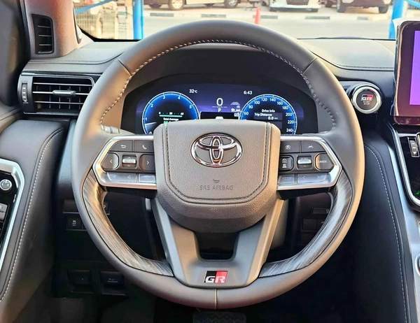 Toyota Land Cruiser GR SPORT TWIN TURBO / BIG DVD/REAR ENTERTAINMENT DVD/COOL BOX (CODE#LC3GRH)