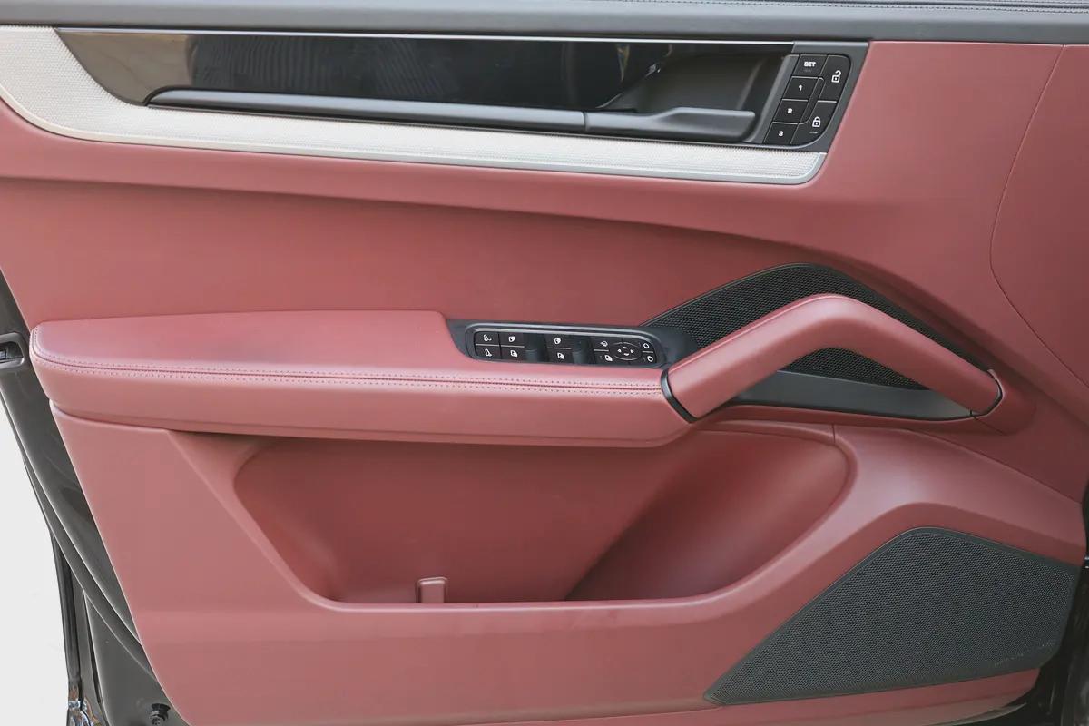 Porsche Cayenne 2024-62000KM-GCC SPECS-5 YEAR WARRANTY AND SERVICE CONTRACT OR 2029-9-9