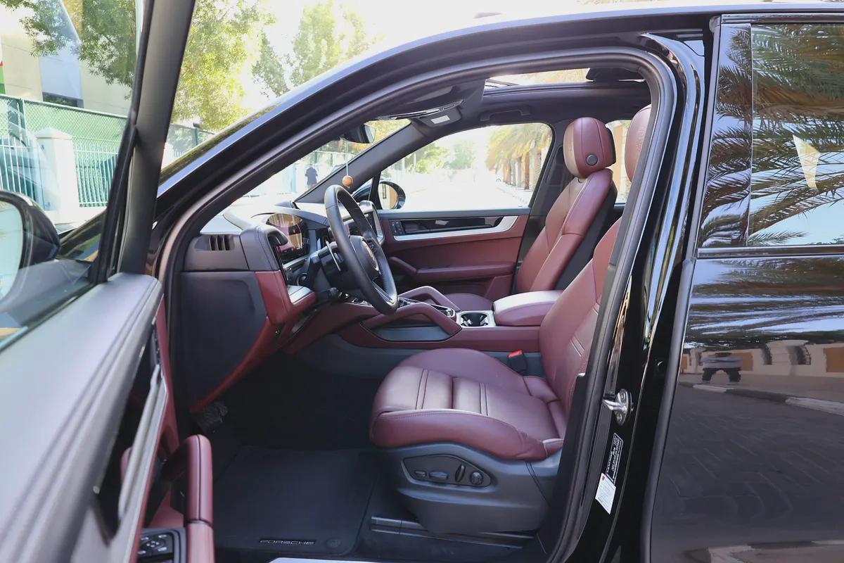 Porsche Cayenne 2024-62000KM-GCC SPECS-5 YEAR WARRANTY AND SERVICE CONTRACT OR 2029-10-10