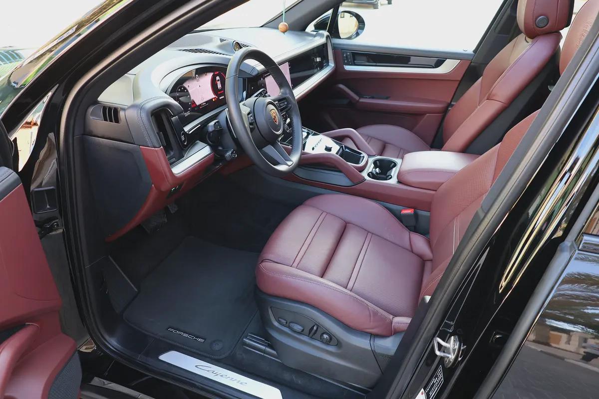 Porsche Cayenne 2024-62000KM-GCC SPECS-5 YEAR WARRANTY AND SERVICE CONTRACT OR 2029-11-11