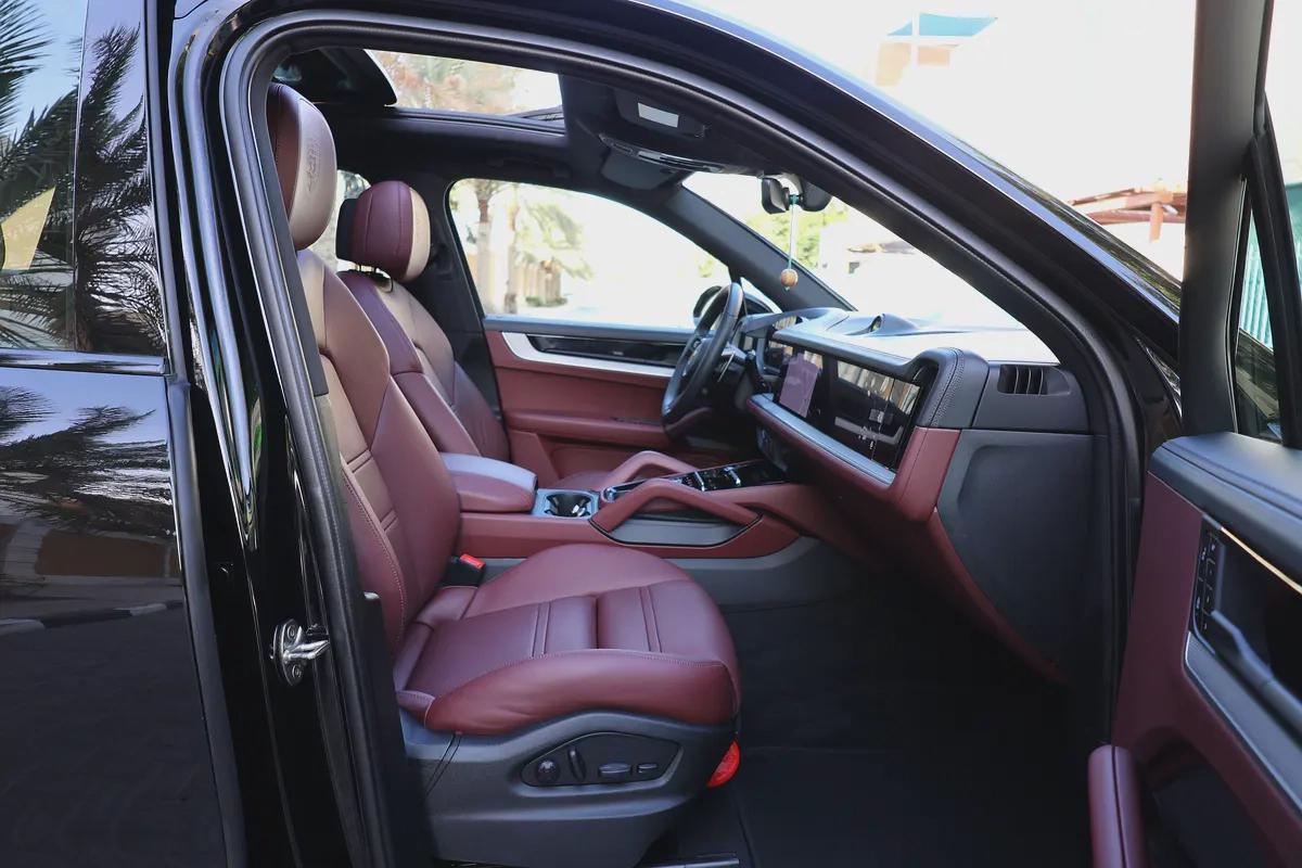 Porsche Cayenne 2024-62000KM-GCC SPECS-5 YEAR WARRANTY AND SERVICE CONTRACT OR 2029-17-17