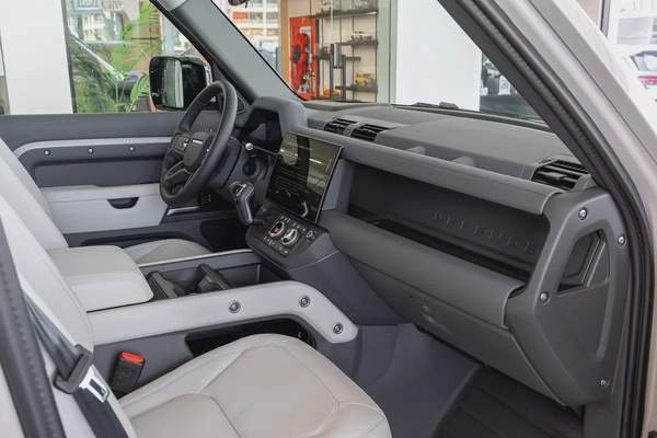 Land Rover Defender | 110 X-Dynamic HSE P400 | GCC Specs | 2026 (Export)