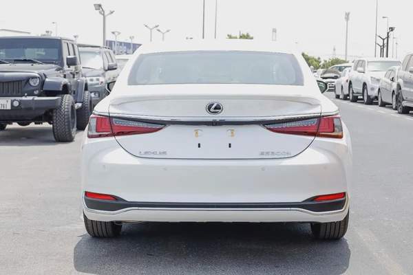 LEXUS ES300H 2.5L GCC 2025 0 KM