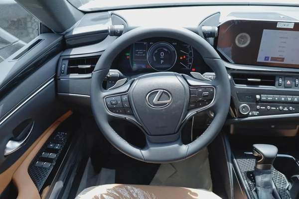 LEXUS ES300H 2.5L GCC 2025 0 KM