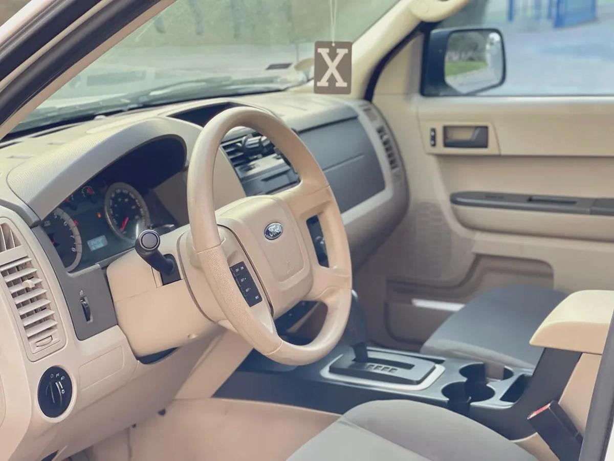 FORD | ESCAPE | XLT | 2.5L 4-CYLINDERS | 2009 | GCC | LOW MILAGE | WELL MAINTAINED-12-12