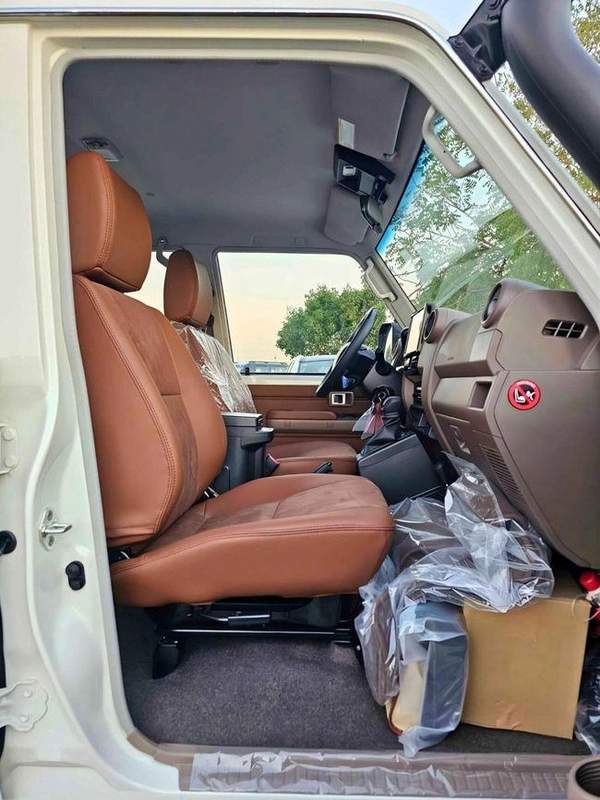 Toyota Land Cruiser 70 LX LC76 | LEATHER SEATS | DVD+CAMERA | DIFF LOCKS | 5 DOORS (CODE#H76PAF)
