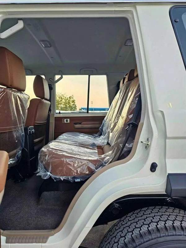 Toyota Land Cruiser 70 LX LC76 | LEATHER SEATS | DVD+CAMERA | DIFF LOCKS | 5 DOORS (CODE#H76PAF)