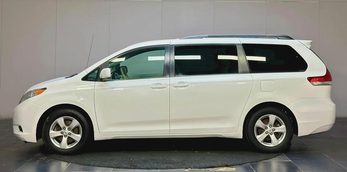 2014 Toyota Sienna LE - American Specs-0-0