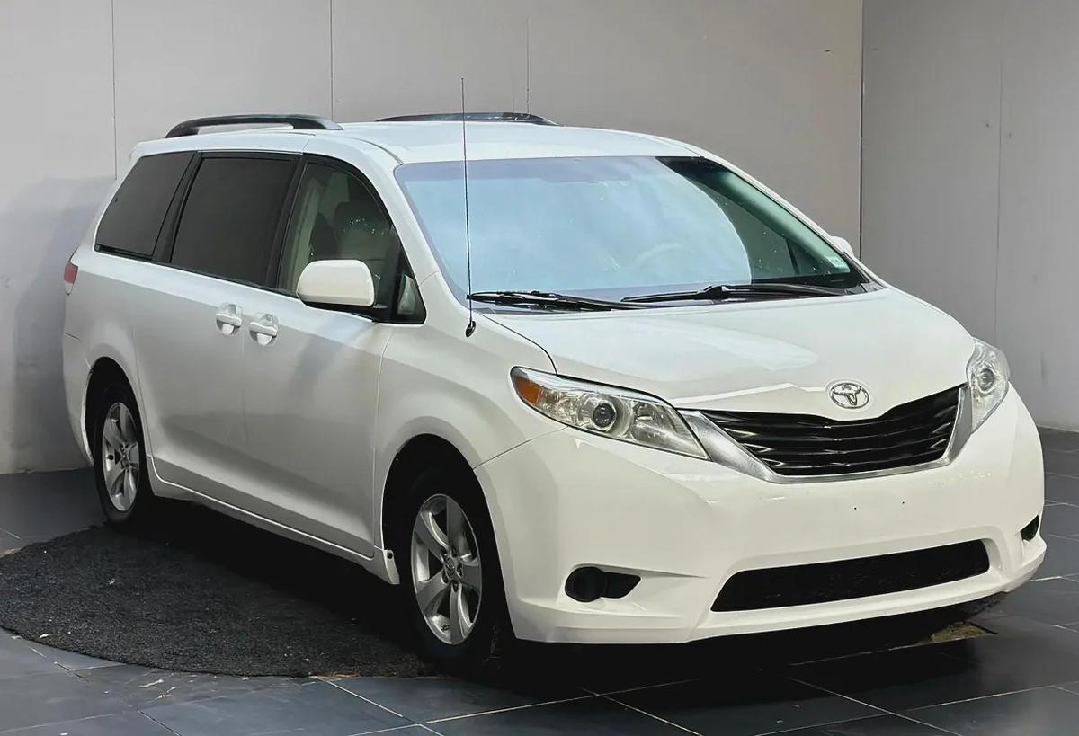 2014 Toyota Sienna LE - American Specs-2-2