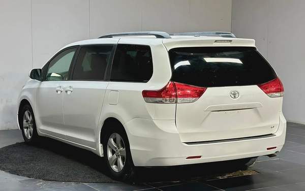 2014 Toyota Sienna LE - American Specs