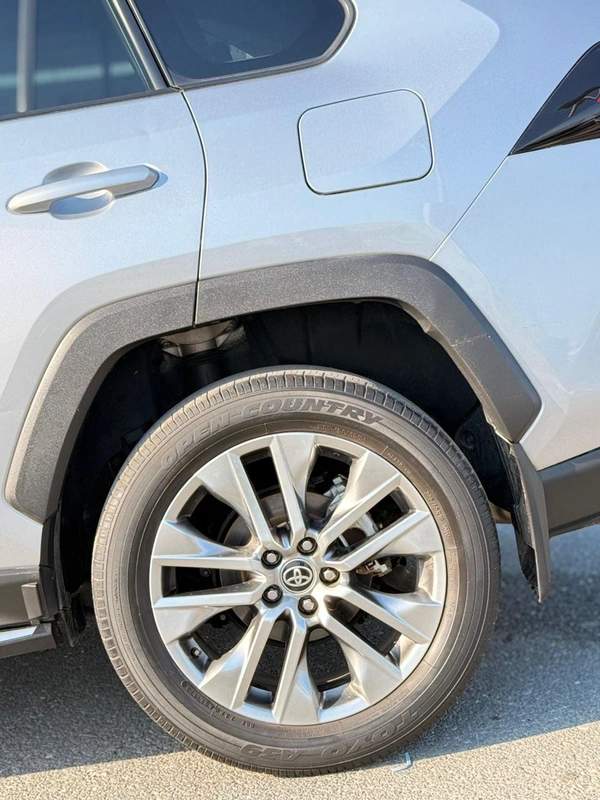 Toyota RAV4 XLE premium 2.5L Full option