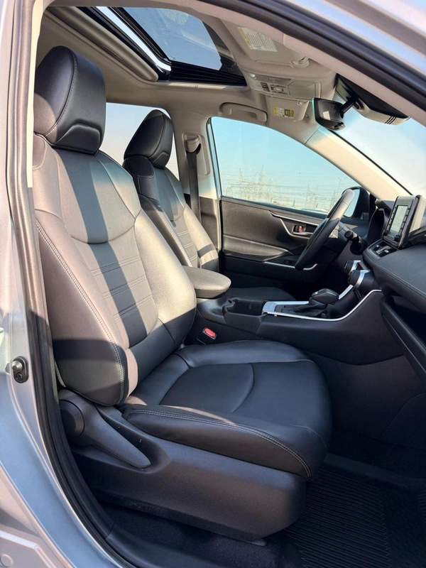 Toyota RAV4 XLE premium 2.5L Full option