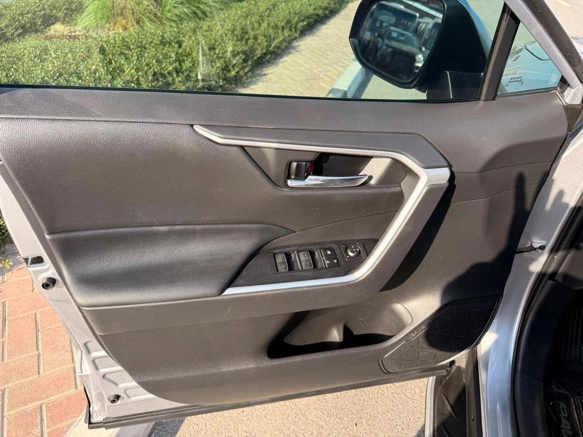 Toyota RAV4 XLE premium 2.5L Full option-18-18