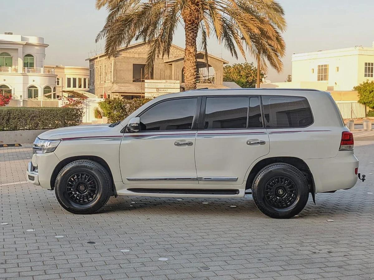 TOYOTA LAND CRUISER 2008 FACELIFTED 2021 VXR GCC IN EXCELLENT CONDITION-10-10