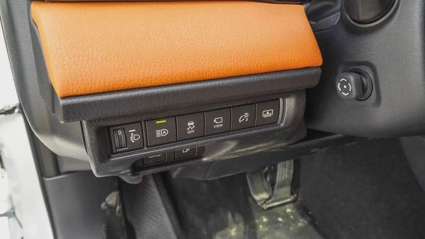 TOYOTA CAMRY LUMIER 2.5L HYBRID FULL OPTION MODEL 2025