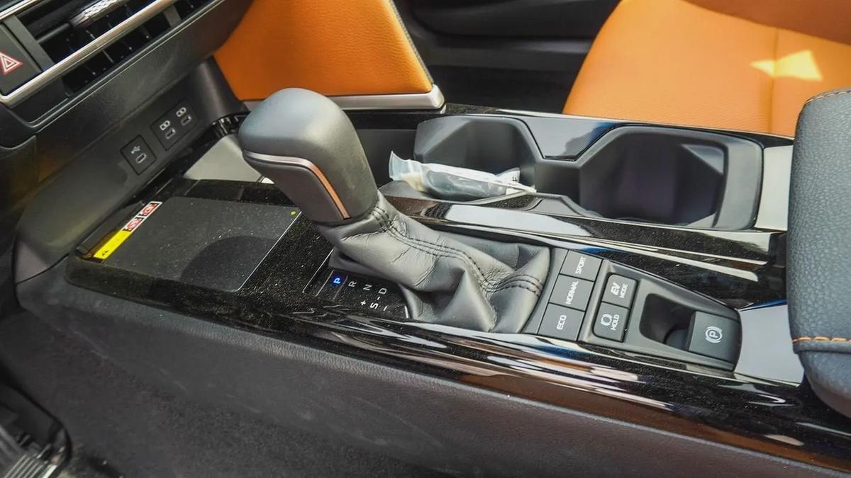 TOYOTA CAMRY LUMIER 2.5L HYBRID FULL OPTION MODEL 2025-15-15