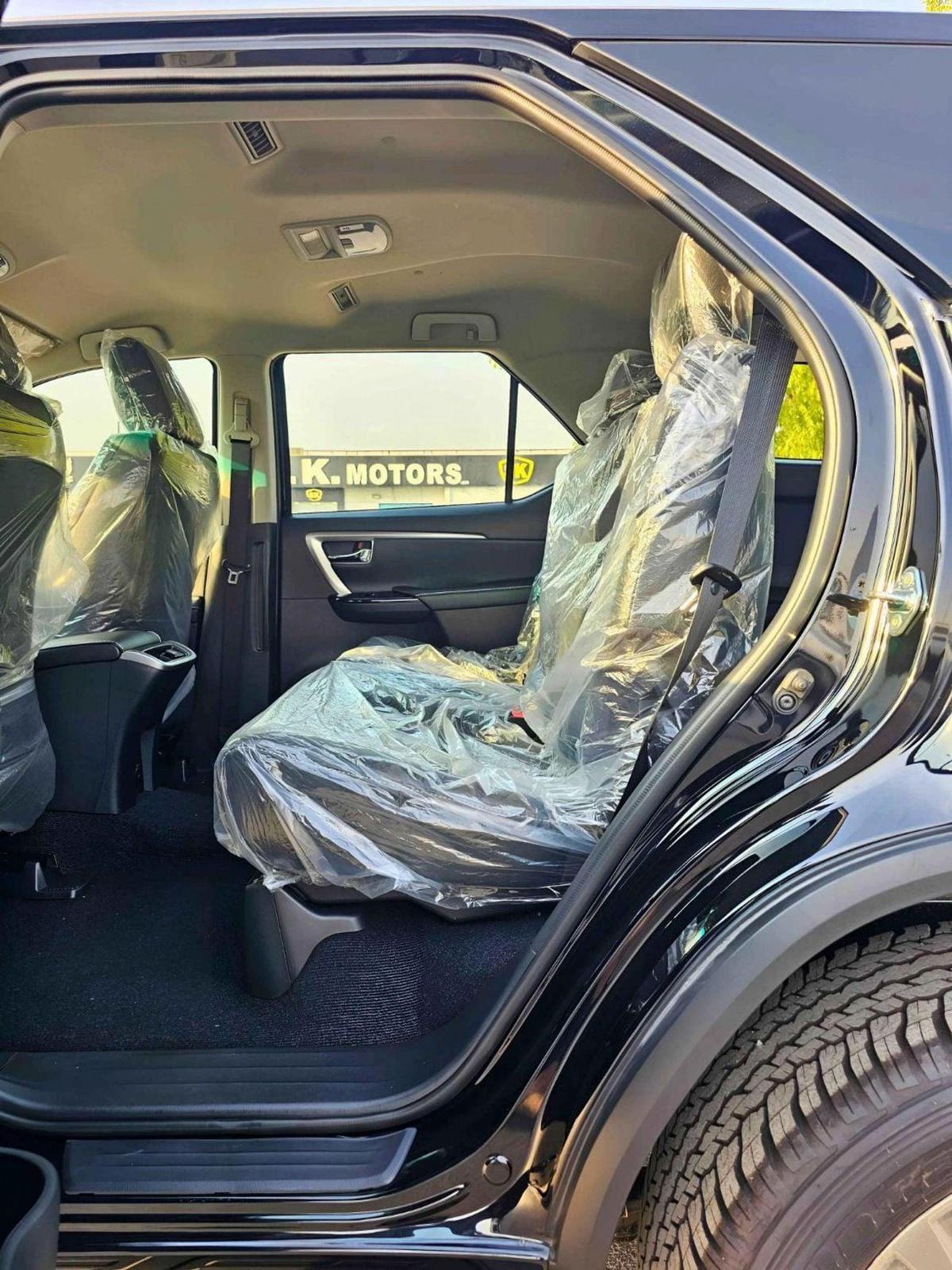 Toyota Fortuner SR5 ADVENTURE / 4.0L V6 PETROL / FRONT PWR SEATS / PUSH START / DIFF LOCK AUTO A/C (CODE # F6HA)-10-10