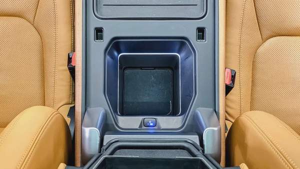 LAND ROVER - DEFENDER - 110 HSE - V 6 P400 - GCC SPECS - UNDER WARRANTY - 2023 MODEL - 68000KM