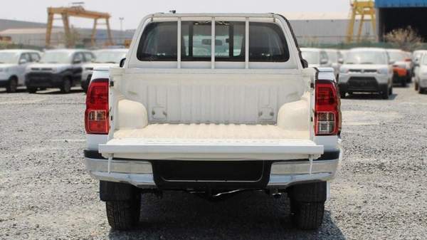Toyota Hilux TOYOTA HILUX 2.7L MT BASIC GCC