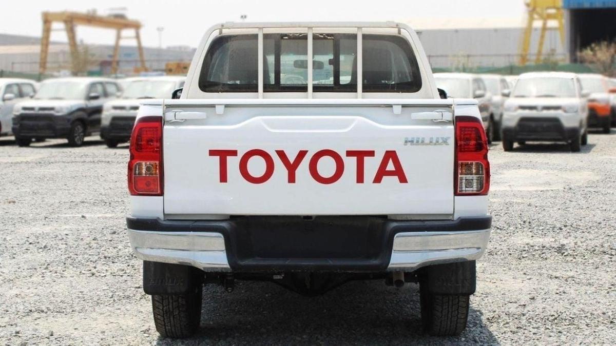 Toyota Hilux TOYOTA HILUX 2.7L MT BASIC GCC-5-5