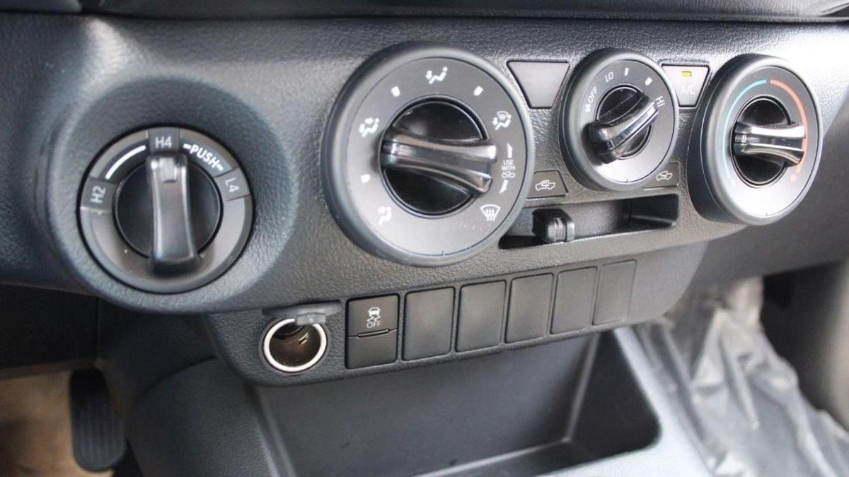 Toyota Hilux TOYOTA HILUX 2.7L MT BASIC GCC-8-8