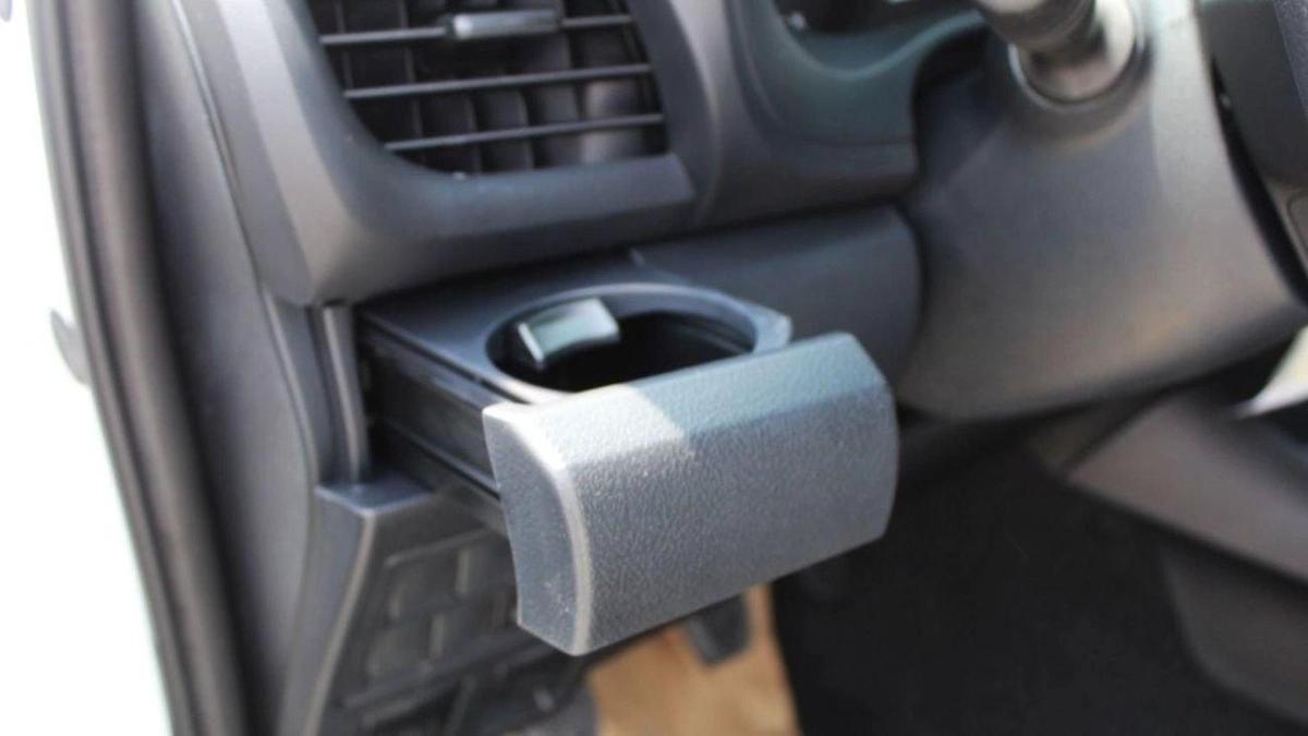 Toyota Hilux TOYOTA HILUX 2.7L MT BASIC GCC-9-9