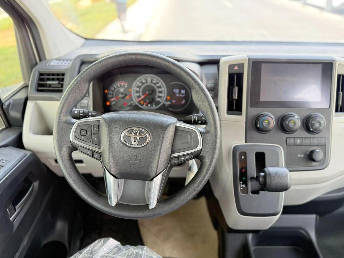Toyota Hiace GL -High Roof Commuter 3.5L A/T-4-4