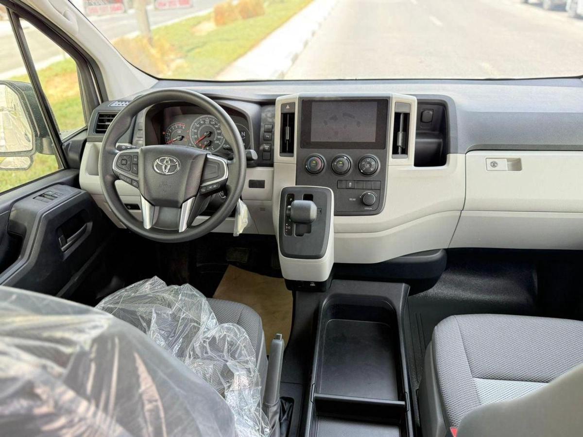 Toyota Hiace GL -High Roof Commuter 3.5L A/T-5-5
