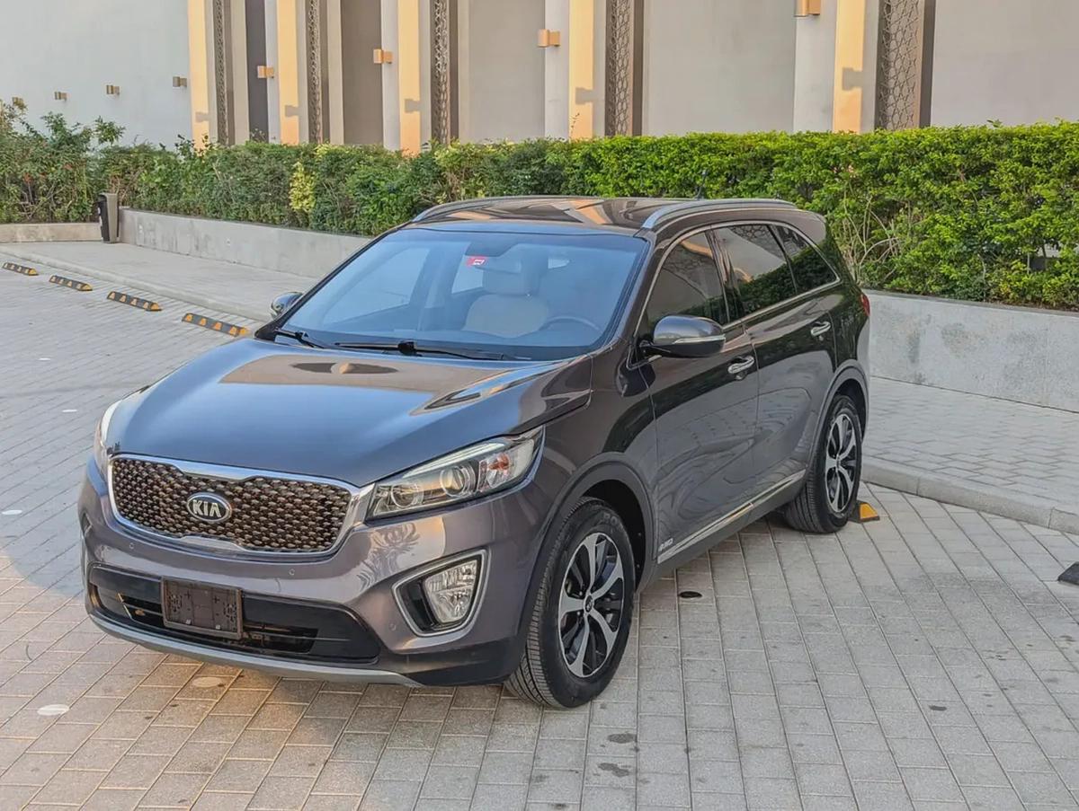 Kia Sorento 2016 GCC V6 Premium Condition 7 Seater Perfect Inside Out Low KM Family SUV-3-3