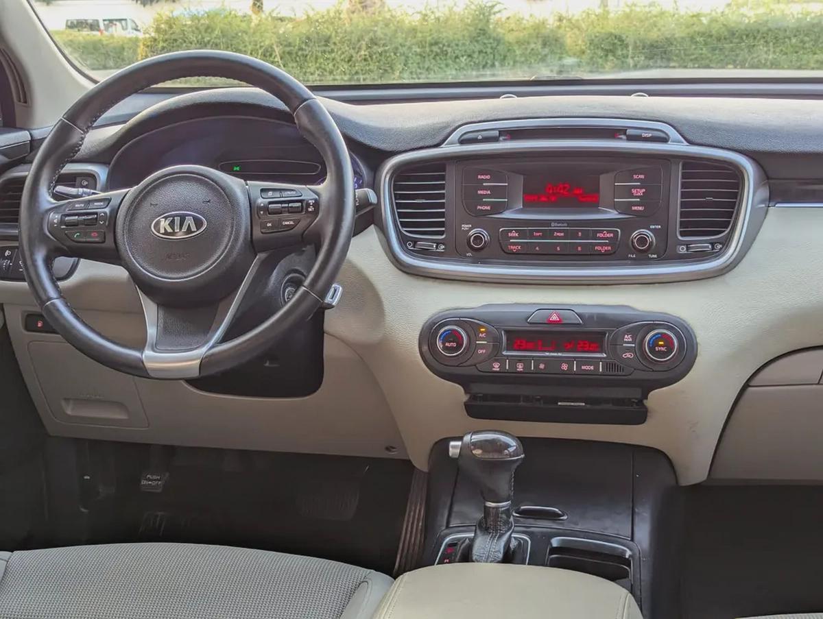 Kia Sorento 2016 GCC V6 Premium Condition 7 Seater Perfect Inside Out Low KM Family SUV-7-7