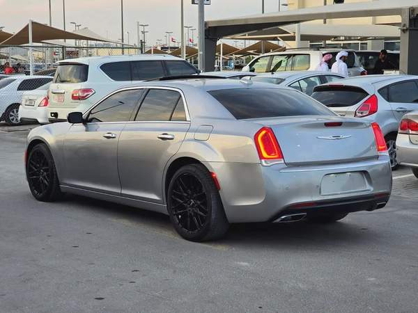 كرايسلر 300c مواصفات امريكية هيمي 8 سلندر بحالة جيدة