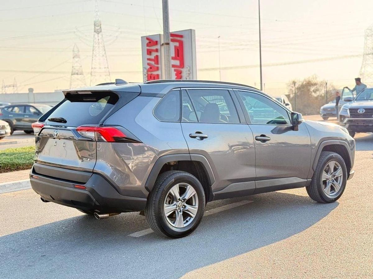 Toyota RAV4 XLE Full Option 2022 with sunroof, push start-2-2