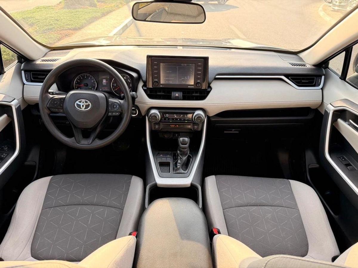 Toyota RAV4 XLE Full Option 2022 with sunroof, push start-4-4